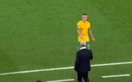 Mitchell Duke le entrega a Graham Arnold la nota con instrucciones que mandó el DT de Dinamarca. (Captura).