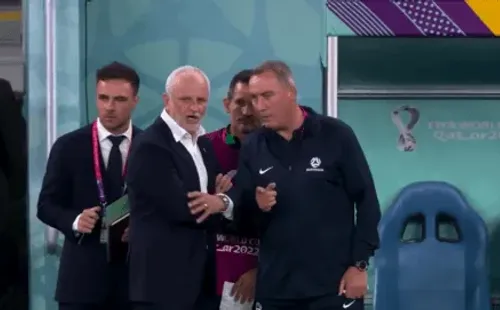 El DT de Australia, Graham Arnold, recibe las indicaciones del ayudante que vivió un año en Dinamarca. (Captura).