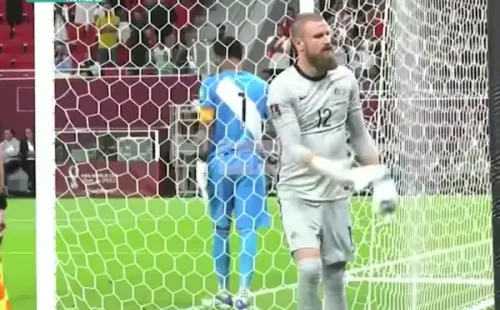 El momento en que Andrew Redmayne arroja la botella de Pedro Gallese. (Captura Movistar Deportes Perú).