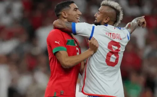 La evidente buena onda entre Arturo Vidal y el marroquí Achraf Hakimi, de quien fue compañero en el Inter de Milán de Italia. (Getty Images 2022).