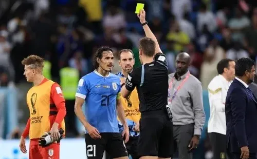 Edinson Cavani recibió tarjeta amarilla en la victoria que no le alcanzó a Uruguay. (Getty Images 2022).