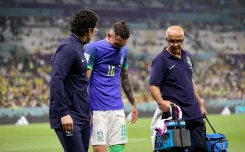 Alex Telles dejó la cancha ante Camerún entre lagrimas por su lesión en la rodilla derecha. | Foto: Getty Images.