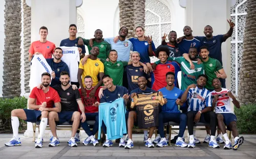 Todos con sus primeras camisetas de fútbol.