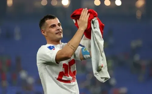 Xhaka festejó usando la camiseta de su compañero Ardon Jashari. | Foto: Getty Images.