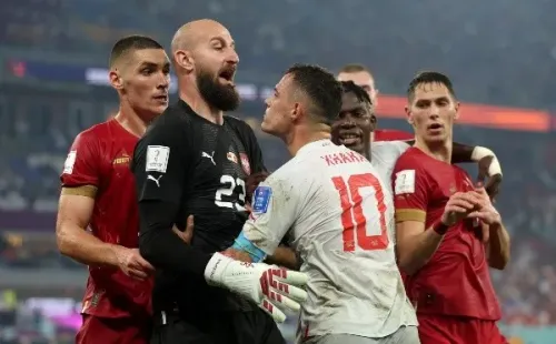 Xhaka casi se va a las manos con los serbios durante el partido por el Grupo G del mundial. | Foto: Getty Images.