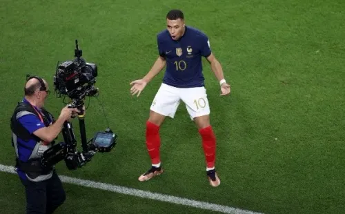 Mbappé celebra frente a la cámara uno de sus goles ante Polonia (Getty)