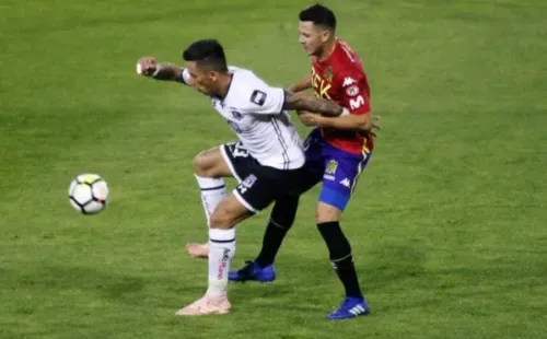 Ramiro González marca a Lucas Barrios en un duelo entre Colo Colo y la Unión Española. (Agencia Uno).