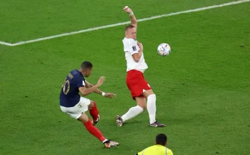 Mbappé anotando el 3-0 en un golazo ante Polonia (Getty)