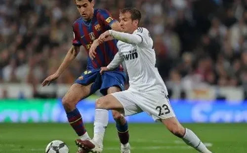 Rafael van der Vaart en acción por el Real Madrid en el clásico ante el Barcelona. Lo marca Sergio Busquets. (Getty Images).
