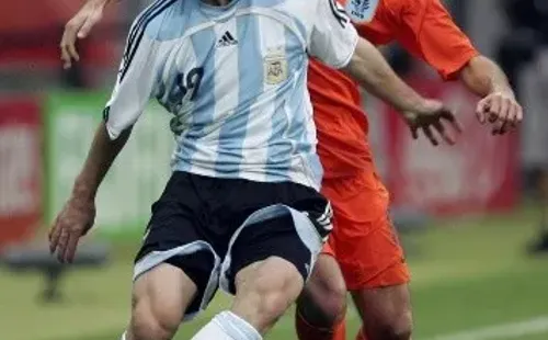 Rafael van der Vaart marca a Lionel Messi en un duelo entre Países Bajos y Argentina. (Getty Images).
