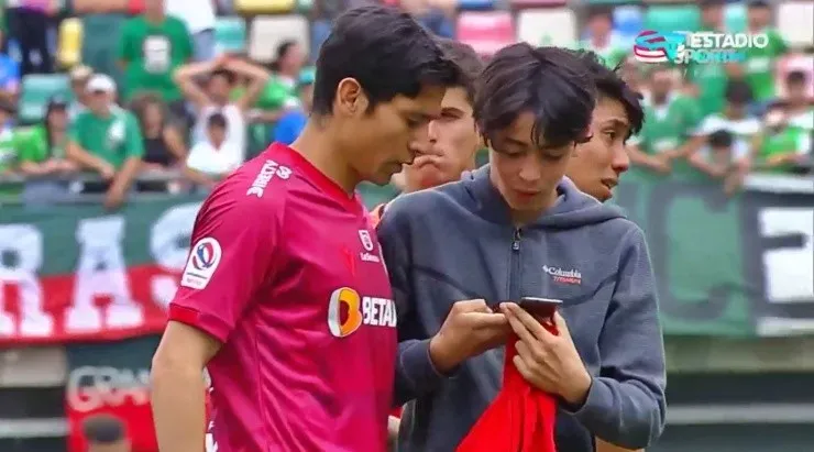 La última imagen de Matías Fernández en una cancha: atendió a un admirador después del descenso de La Serena en La Florida