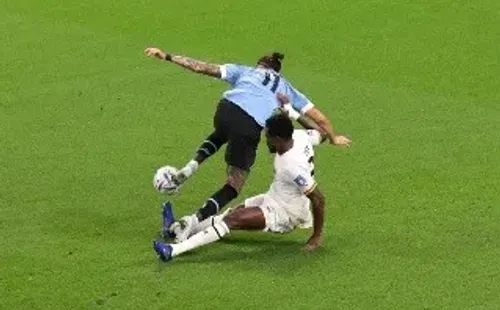 Darwin Núñez pidió falta dentro del área por esta acción que Daniel Siebert desestimó en primera instancia y también luego de chequear el VAR. (Getty Images 2022).