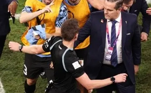 Diego Godín también reclamó muy airado contra el juez alemán Daniel Siebert. (Getty Images 2022).