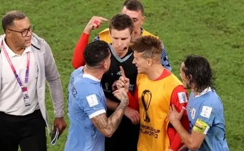 Fernando Muslera le habla por la espalda al juez alemán Daniel Siebert. (Getty Images 2022).