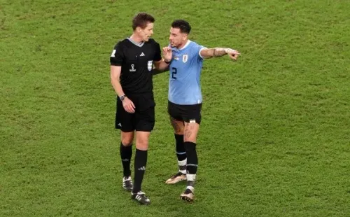José María Giménez y el reclamo para uno de los jueces que después se hizo más grave por la agresión a un oficial FIFA. (Getty Images 2022).