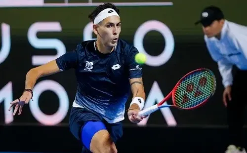 Alejandro Tabilo en el partido de exhibición que disputó en Chile ante Rafael Nadal. (Getty Images 2022).