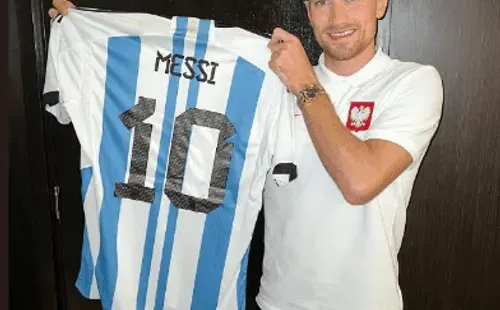 Matty Cash con la “10” de Lionel Messi. (Captura).