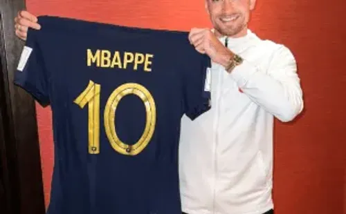 Matty Cash con la “10” de Kylian Mbappé. (Captura).