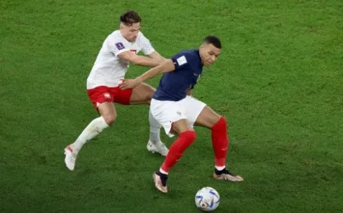 Matty Cash intenta marcar al francés Kylian Mbappé, quien fue figura ante Polonia. (Getty Images 2022).