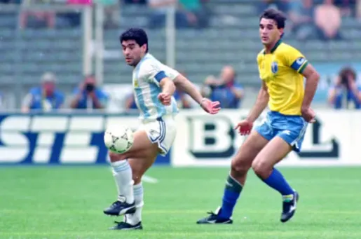 Diego Maradona ante la marca de Ricardo Gomes en los octavos de final del Mundial de Italia ’90. (Getty Images).