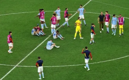 Los españoles derrotados en el terreno de juego tras caer ante Marruecos (Getty)