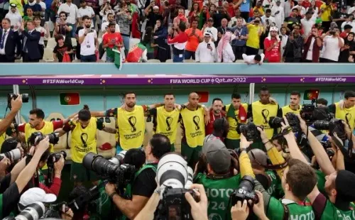 Los fotógrafos se agolparon para tener una imagen de Cristiano Ronaldo en el banco de Portugal. (Getty Images 2022).