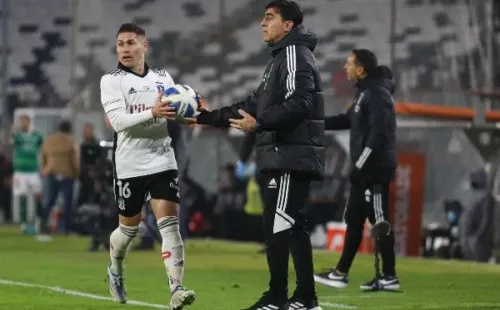 Gustavo Quinteros ya da por hechas las salidas de Óscar Opazo y Gabriel Suazo. (Agencia Uno).