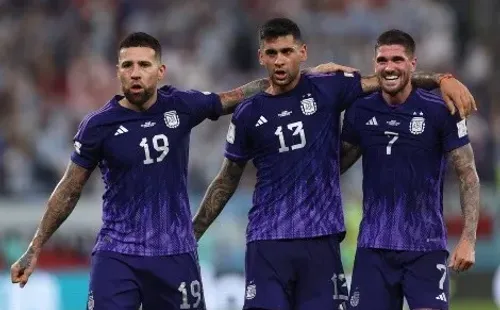 Nicolás Otamendi (19) abraza a Cristian Romero (13) y él, a Rodrigo de Paul (7) / Getty Images.