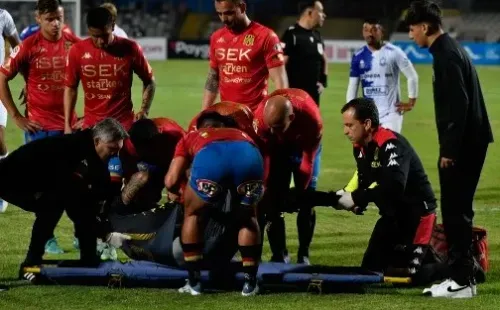 Luis Mejía se rompió el tendón de Aquiles en el estadio Regional Calvo y Bascuñán por la Copa Chile. (Agencia Uno).