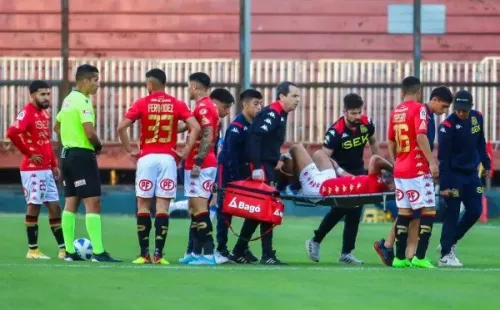 Así salió Stefano Magnasco del duelo ante la UC en el que se rompió el ligamento cruzado. (Agencia Uno).