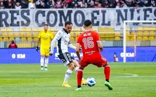 Gabriel Suazo intenta jugar un balón ante la marca de Pablo Solari. (Guille Salazar/RedGol).