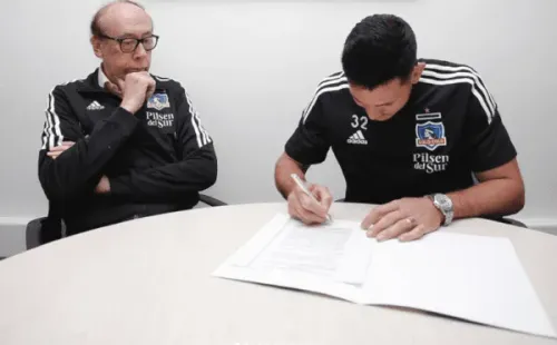 Ramiro González firma el contrato que lo liga a Colo Colo. (Captura).