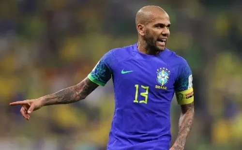 Dani Alves portó la jineta de capitán en la derrota de Brasil ante Camerún. | Foto: Getty Images.