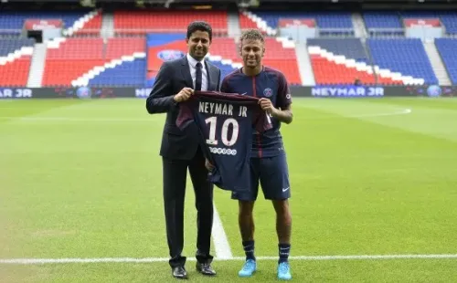 Nasser Al-Khelaïfi junto a Neymar el día que el brasileño llegó al PSG (Getty)