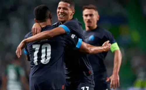 Amine Harit se abraza con Alexis Sánchez. Se han entendido bien en el Olympique de Marsella. (Getty Images).