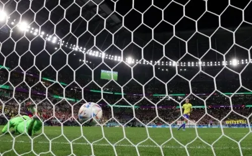 Livakovic no estuvo cerca de sacar el remate de Pedro, aunque Croacia superó a Brasil por 4-2 en los lanzamientos penales. (Getty Images 2022).