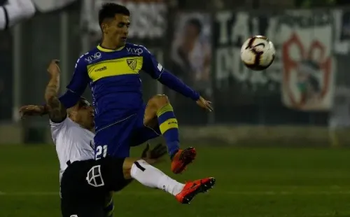 Mikel Arguinarena en acción ante Colo Colo en 2019 en uno de sus tres ciclos en A.C. Barnechea. (Agencia Uno).