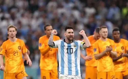 Lionel Messi celebra el penal que anotó en la definición que Argentina le ganó a Países Bajos en los cuartos de final. (Getty Images).