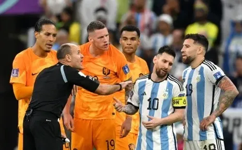 El árbitro Antonio Mateu Lahoz dejó muy enojado a Lionel Messi y al Dibu Martínez. (Getty Images 2022).