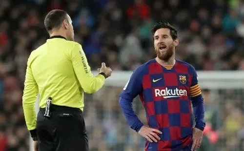 Lionel Messi discute con Mateu Lahoz cuando era el capitán del Barcelona. (Getty Images 2022).