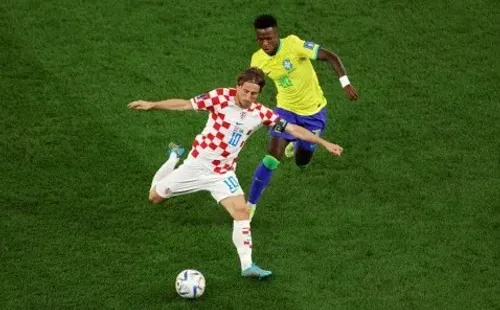 Luka Modric en acción ante Vinícius Júnior, su compañero en el Real Madrid. Croacia jugará ante Argentina en la semifinal de Qatar 2022. (Getty Images).