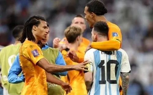 Virgil van Dijk y Nathan Aké intentan calmar a Lionel Messi. (Getty Images 2022).