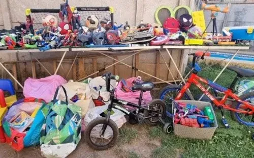 Hijo de Gabriel Costa dona sus juguetes