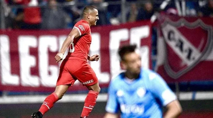 El delantero nacionalizado chileno renovó en Independiente.