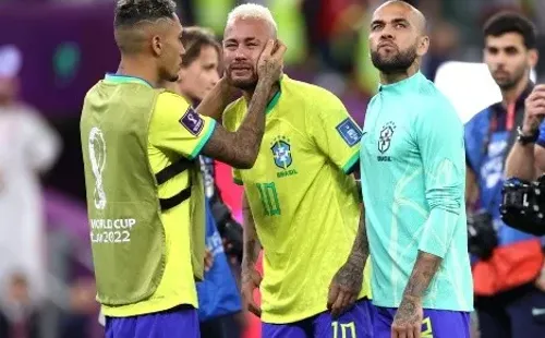 Raphinha intenta consolar a Neymar, muy triste por la eliminación de Brasil. (Getty Images 2022).