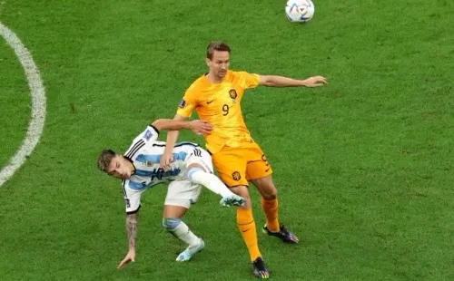 Lisandro Martínez lucha una pelota con Luuk de Jong. (Getty Images 2022).