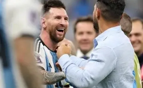 Lionel Messi ríe de buena gana con el Kun Agüero tras la victoria de Argentina. (Getty Images 2022).