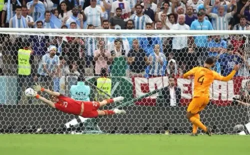 La gran tapada de Emiliano Martínez al primer penal de Países Bajos que pateó Virgil Van Dijk. (Getty Images 2022).