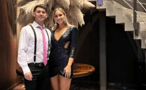 César Fuentes con su pareja en el Pilar Palace para celebrar el matrimonio de Matías Zaldivia. (Captura Instagram).