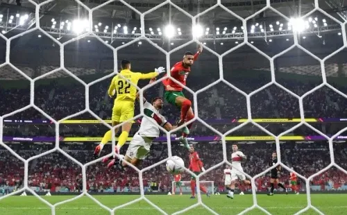 Otra toma del gol de Youssef En-Nesyri para anticipar a Diogo Costa y poner el 1-0 de Marruecos a Portugal. (Getty Images).